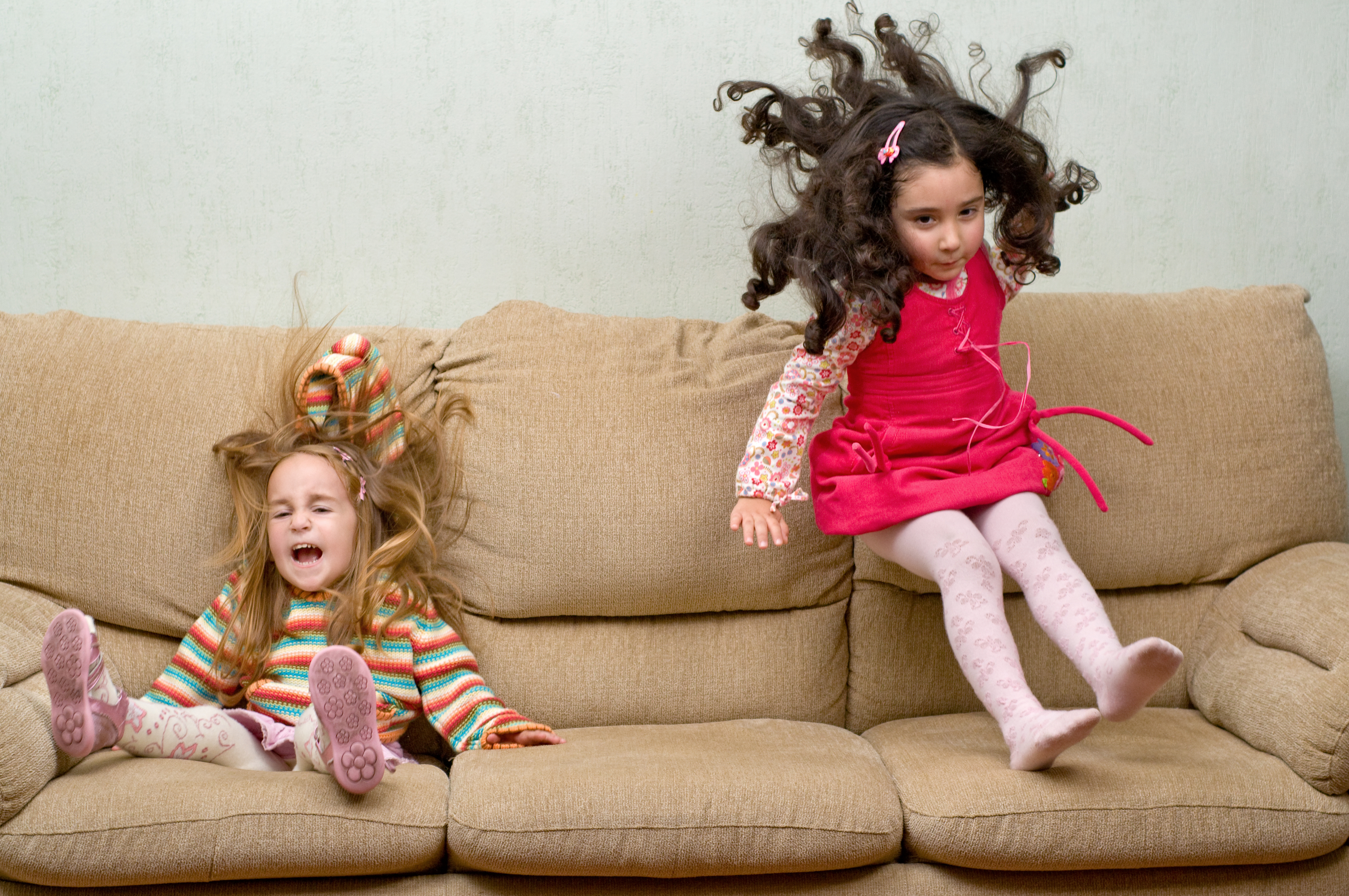 Дети на диване Girls-jumping-on-sofa-pic
